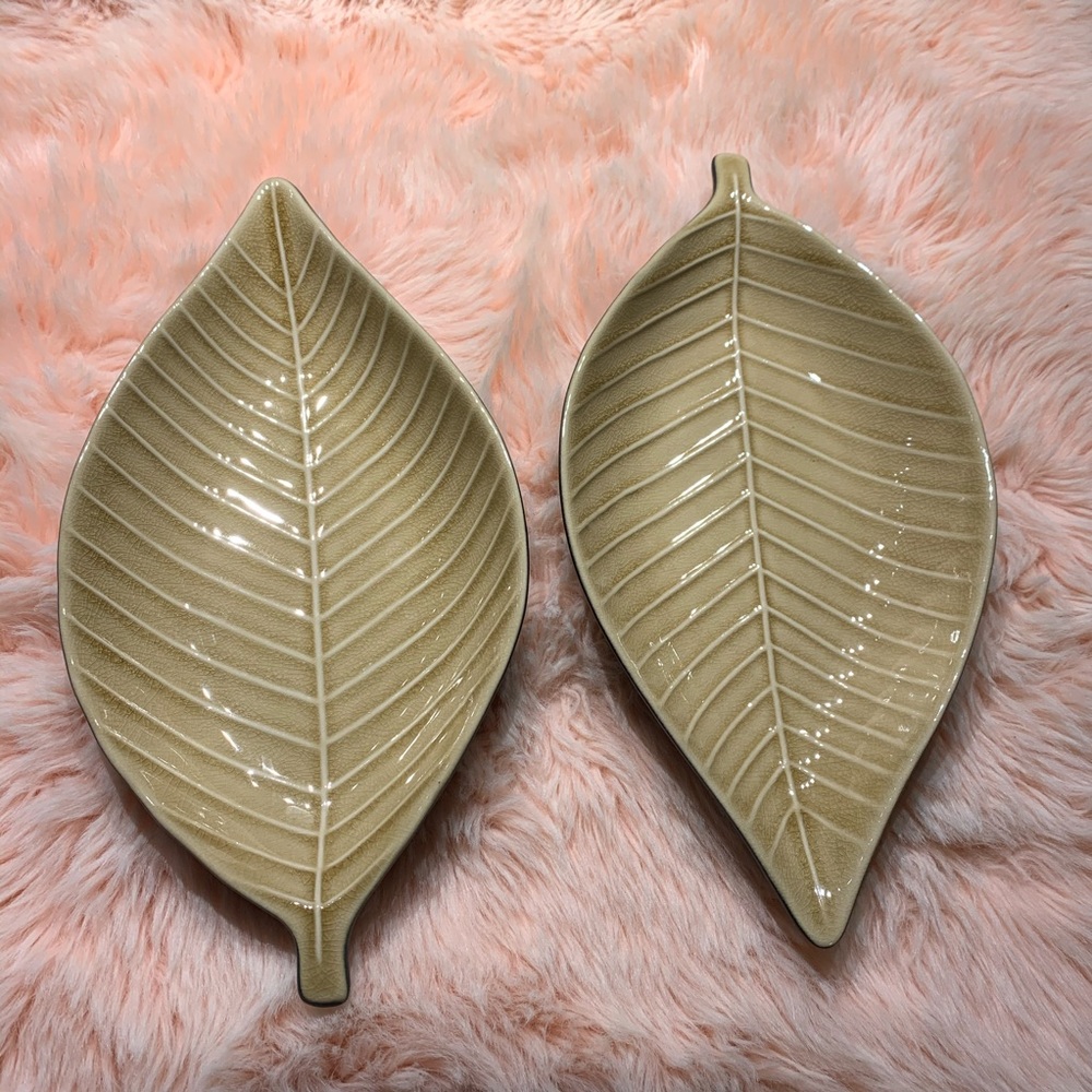 Ceramic leaf decor